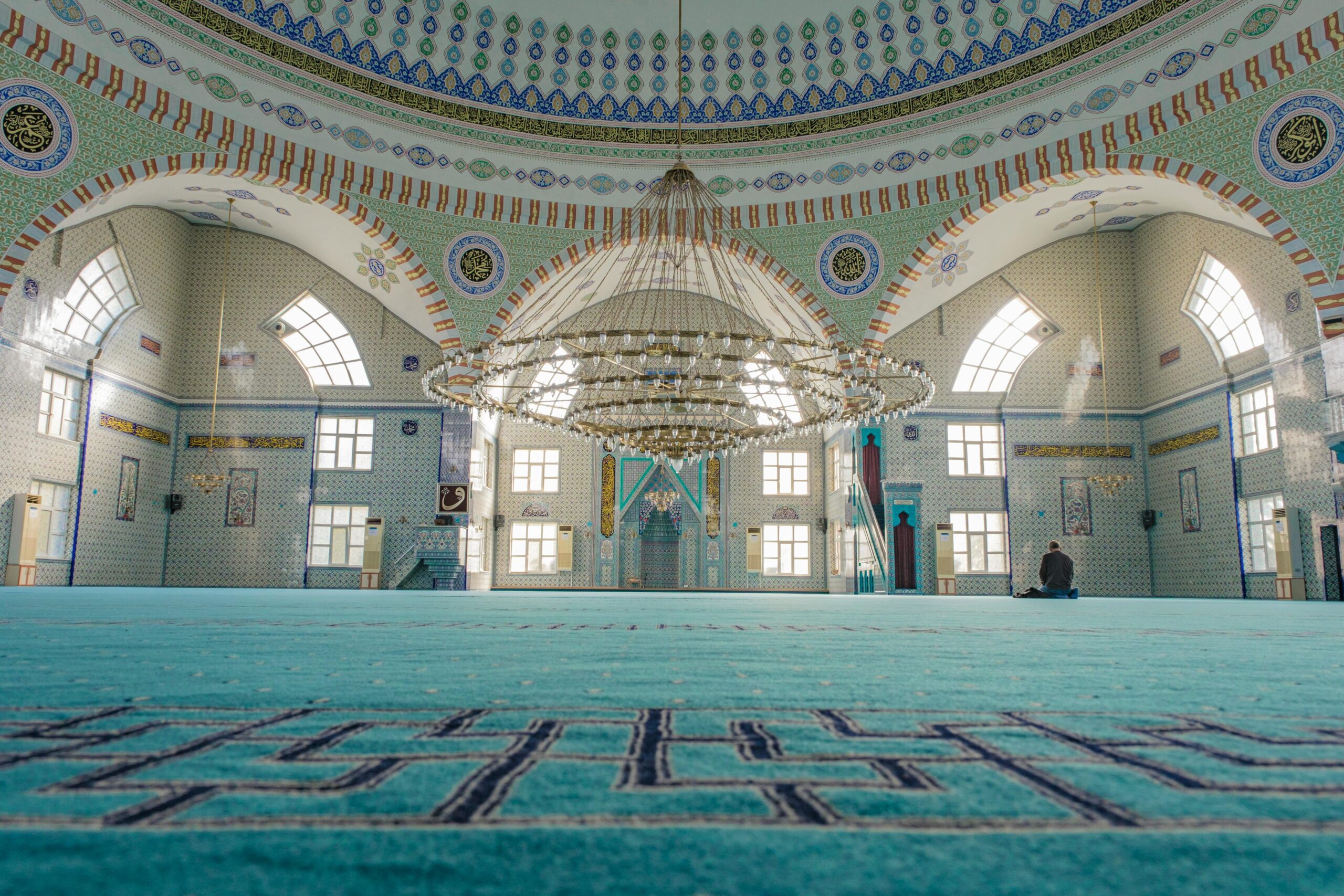 Stunning interior of a mosque in Bursa, Türkiye, featuring a grand chandelier and intricate design.